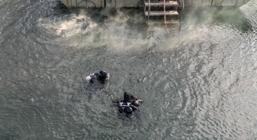 Acélt vágtak a víz alatt: veszélyes műveletet hajtottak végre a szentesiek Nógrádban