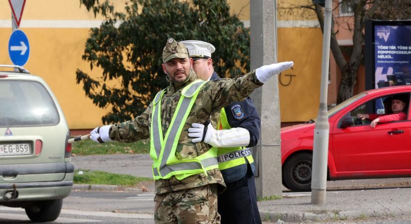 Nem mindennapi látvány, amit a rendőrök műveltek a katonákkal Kaposvár belvárosában