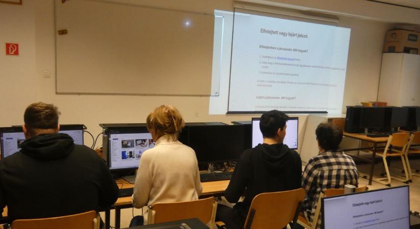 Generációkat kötött össze a „Digitális nagyi” program Dunaújvárosban