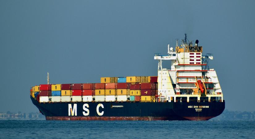 5000 tonna alma rekedt a Hormuzi-szorosban