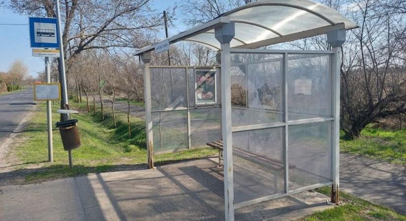 Megint vandálok rongáltak: kitörték a buszváró falait Bordánynál