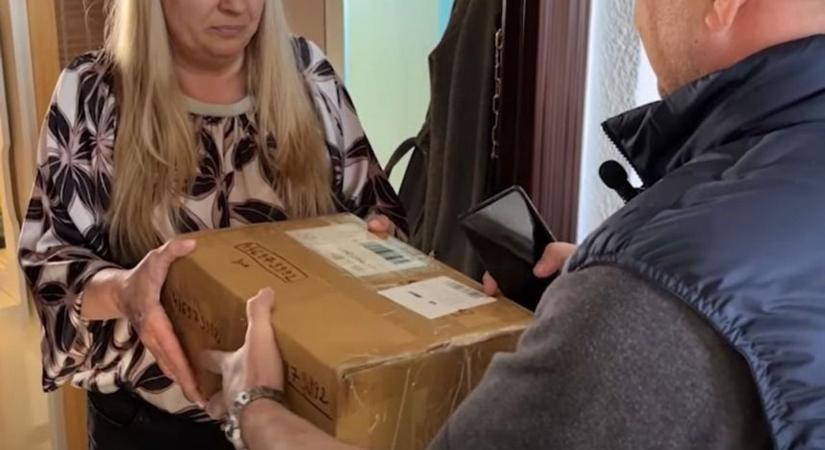 Kopog a futár, fizetsz, és már késő – így vernek át a kéretlen küldeményekkel