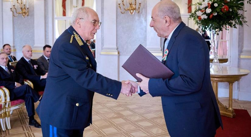 Kinevezték a korábbi hajdú-bihari rendőrfőkapitányt - Sulyok Tamástól vehette át az elismerést