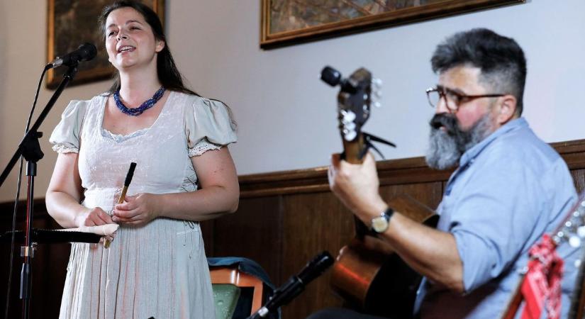 Hónapsoroló zenés ajándék