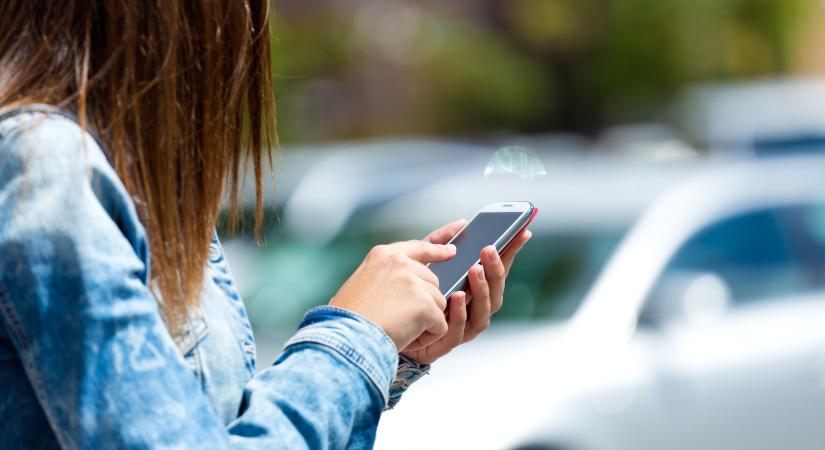 Mobilparkolás: nincs több kényelmi díj