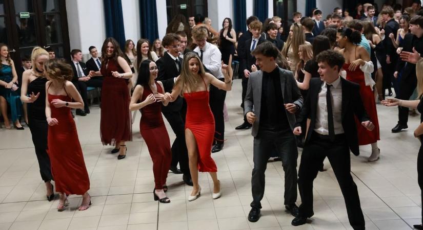 Garay-bál: idén is megtelt élettel és eleganciával a bálterem (videó)