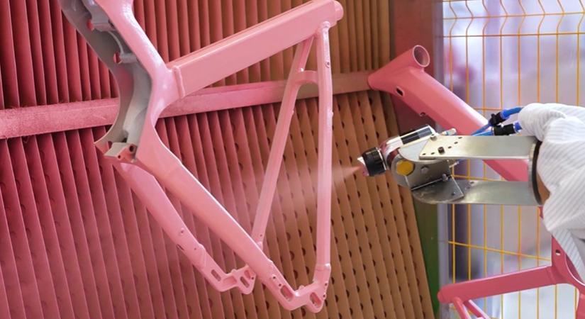 Hatékonyság és precizitás a festőrobotikában: Bemutatkozott az M.L.S. Magyarország mobil festőcellája a Robot Karneválon