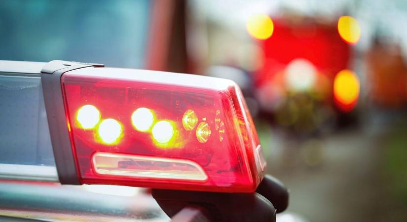 Kigyulladt egy daru motortere a 86-oson