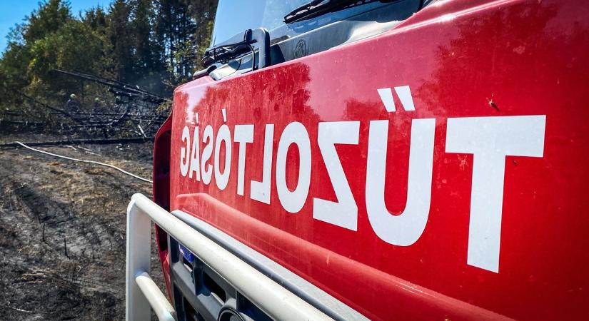 Különleges jármű gyulladt ki a 86-os főúton