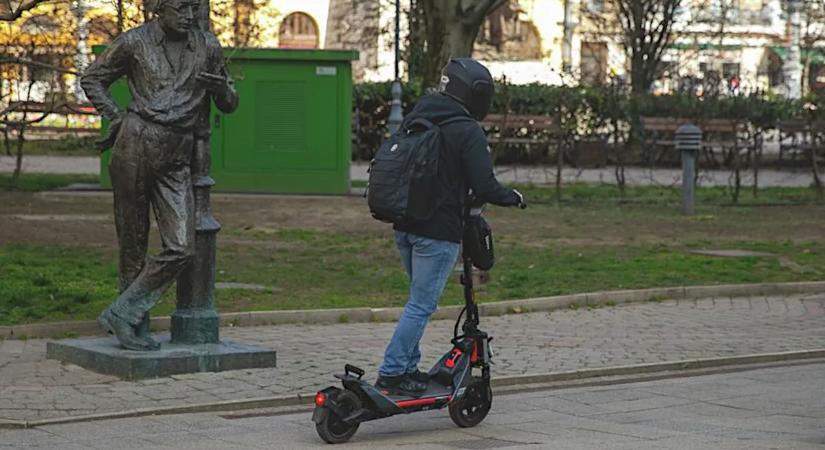 Ebből baj lehet! Elszabadultak a rolleresek és az indulatok a járdán
