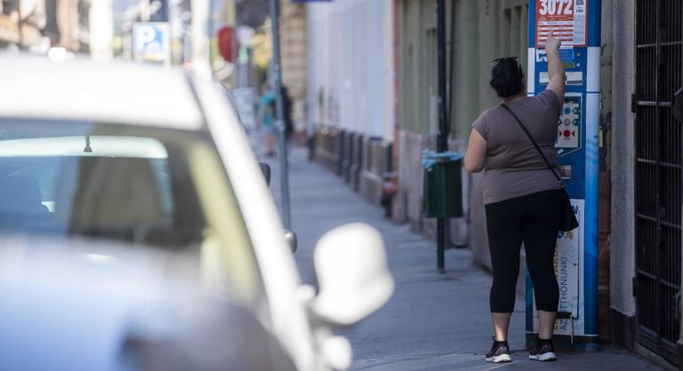 Jó hírt kaptak magyar autósok, változás lépett életbe a mobilparkolásnál