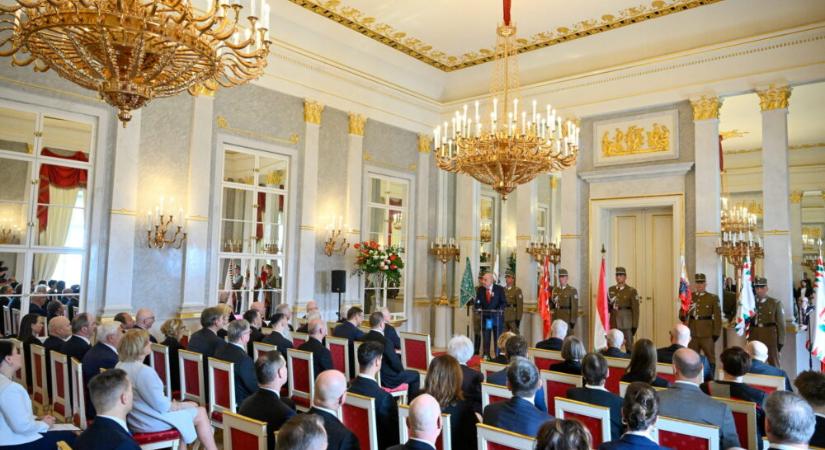 Állami kitüntetéseket adott át Sulyok Tamás