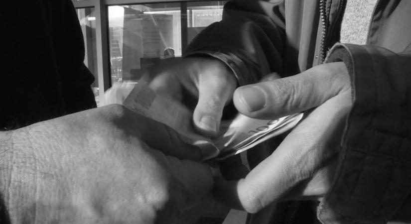 Korrupció miatt három rendőrt és tíz civil személyt vettek őrizetbe