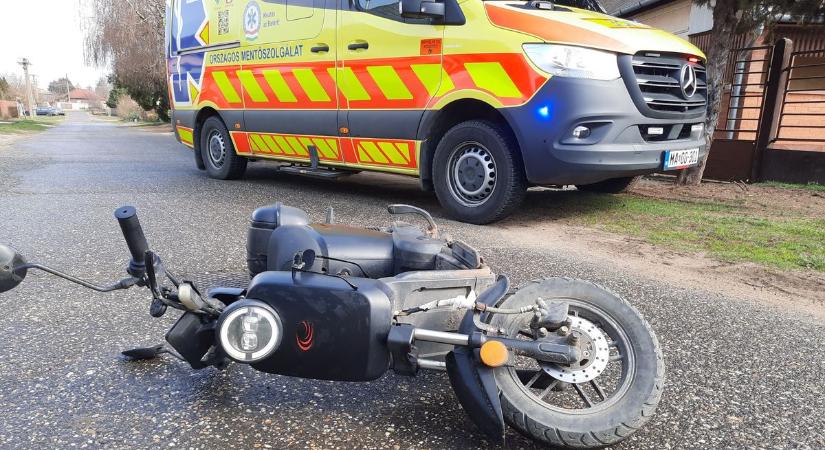 Csúnya robogós baleset Nyíregyházán, mentők is voltak a helyszínen! (fotókkal)