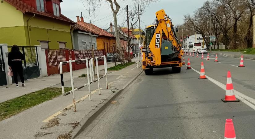 Javítják az utat Győrben a Szent Imre úton