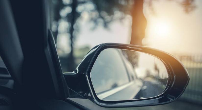 Ezért húzz zoknit az autó visszapillantó tükrére – veszélyes jelenség ellen véd