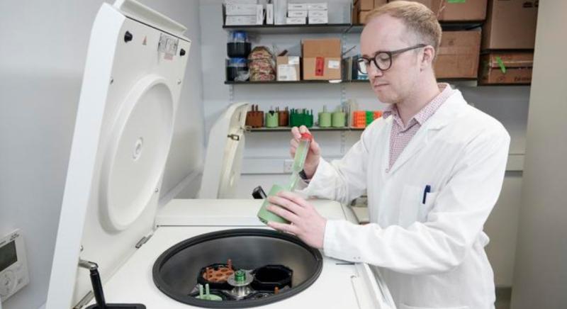 Műanyag palackokból készülhet Parkinson-gyógyszer baktériumok segítségével