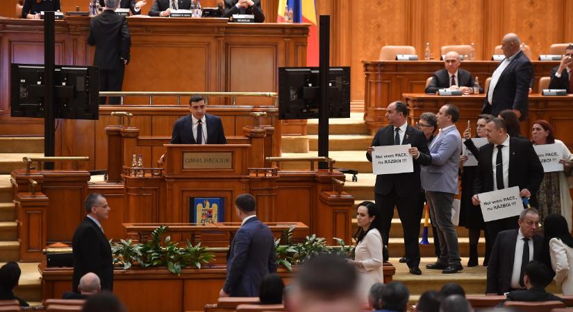 Drága volt a sípolás: felére vágták a rendetlenkedő törvényhozók fizetését