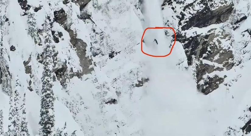 Elképesztő videó: több mint 270 métert zuhant egy motorosszános, de nemcsak megúszta, tovább is tudott hajtani az esés után