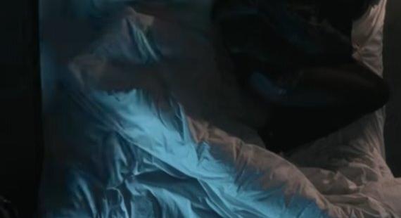 Itt a sebezhetőség himnusza: a „Naked” egyszerre fájdalmas és felszabadító