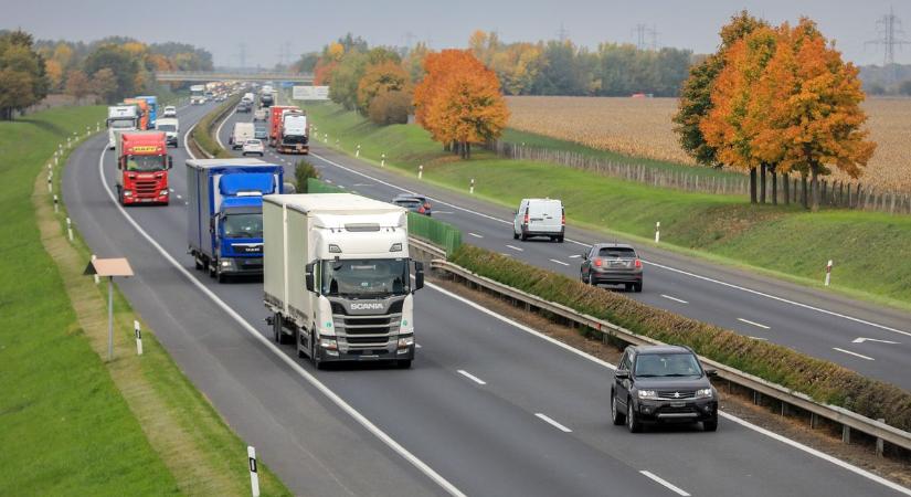 Az Audi hajmeresztő módon fordult meg a szűkített sávok között az M1-es autópályán - videó