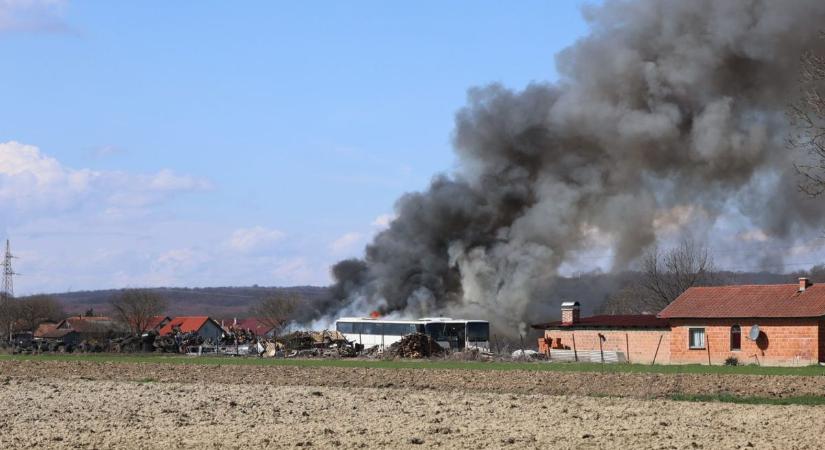 Kilométerekről látszik a sűrű füst, hatalmas tűz ütött ki egy ipari területen
