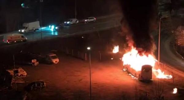 Robbanás és tűz egy busznál Lembergben