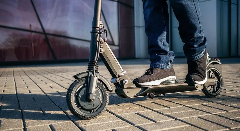 Elütötte a volt minisztert egy gépkocsi, miközben ikreit vitte egy elektromos rolleren