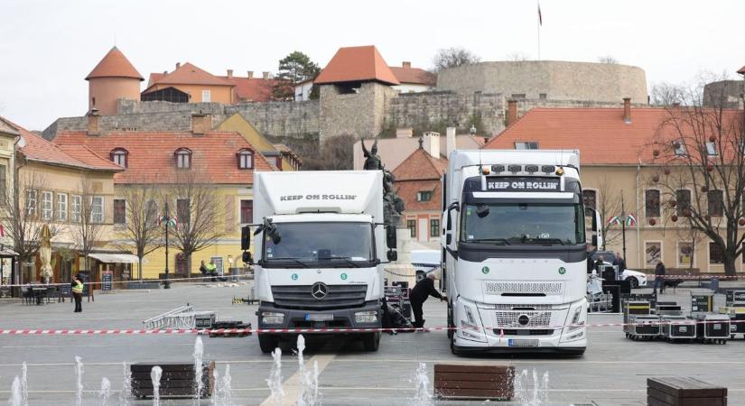 Sok érdeklődőt várnak este a Dobó térre, így lesz egyszerű parkolni