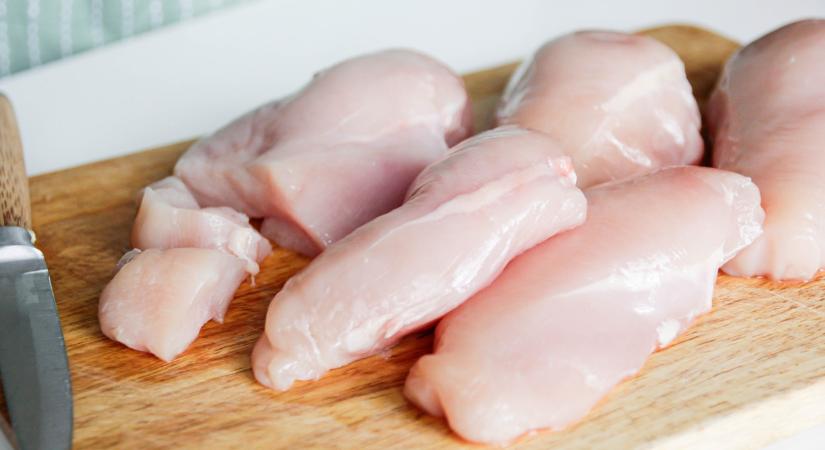 Kiderült az orosz húsüzemek trükkje: filléres kínai importtal kaszálnak