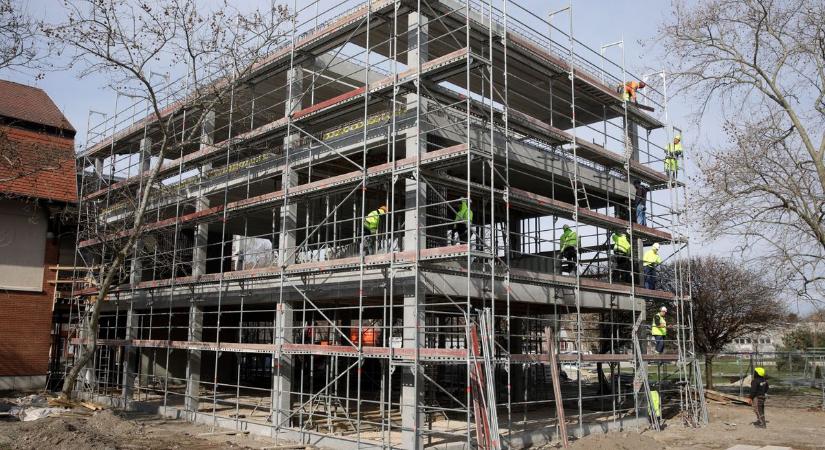 Milliárdos iskolafejlesztés Székesfehérváron – jelentős mérföldkőhöz érkezett a beruházás (galéria)
