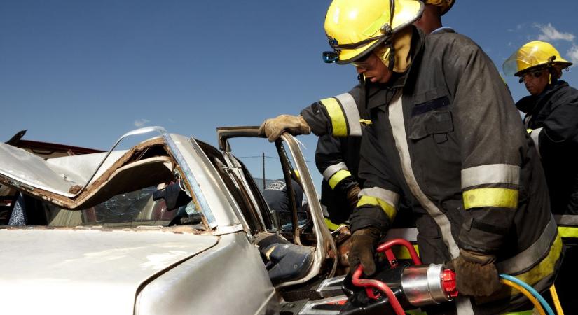 Kisteherautó és személyautó ütközött össze a 77-esen