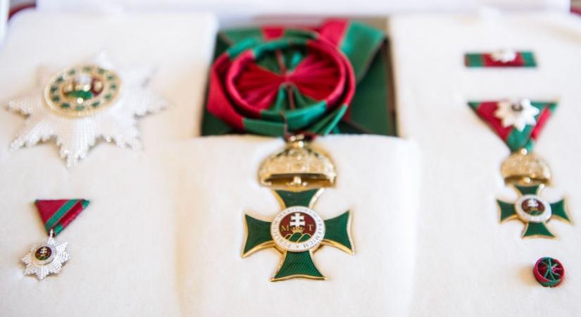 Vagyon lapul a fiókja mélyén? Ennyit érnek valójában a régi magyar kitüntetések