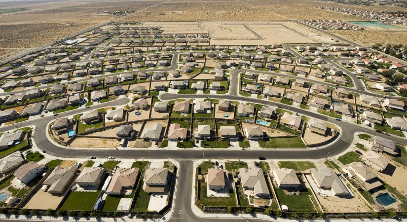 Kőkemény büntetés az Egyesült Államokban: súlyos pénzeket bukhatnak a tehetős települések az új törvény miatt