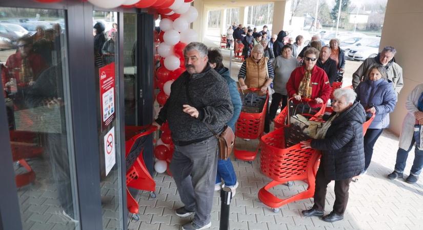 Ilyet ritkán látni! Megnyílt, és elszabadult a tömeg: brutális roham indult kedden az új szupermarketbe Nyíregyházán (fotók, videó)