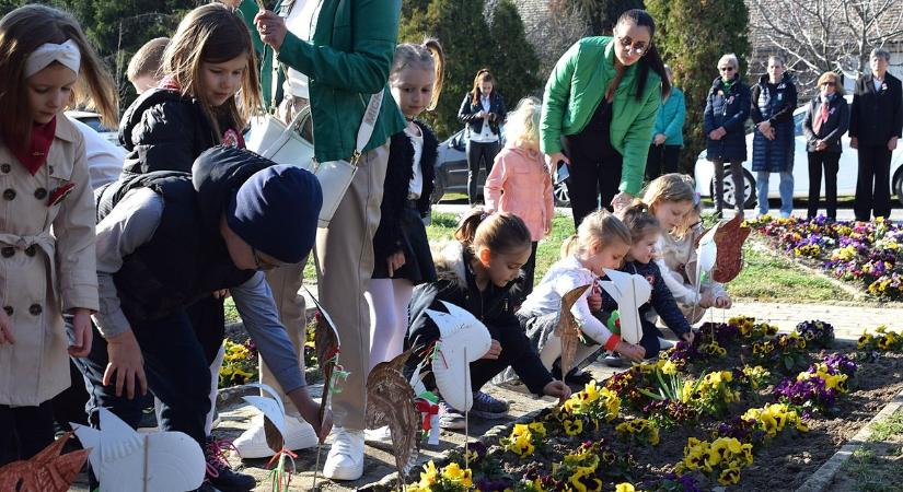 Közösen tisztelegtek a hősök előtt Tolnán és Mözsön