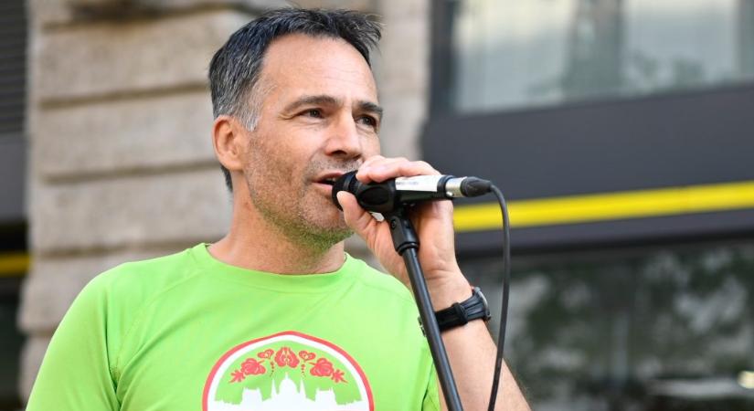 Földre teperték a „mocskos fideszező” volt rendőrnyomozót a Békemeneten, majd gyanúsítottként hallgatták ki