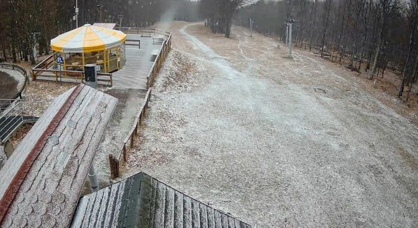 Hózáporral köszöntött be a kedd a magasabban fekvő részekre (videók)