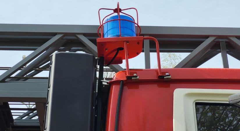 Motoros és kisteherautó ütközött, teljes útlezárás van az érintett kerekegyházi szakaszon