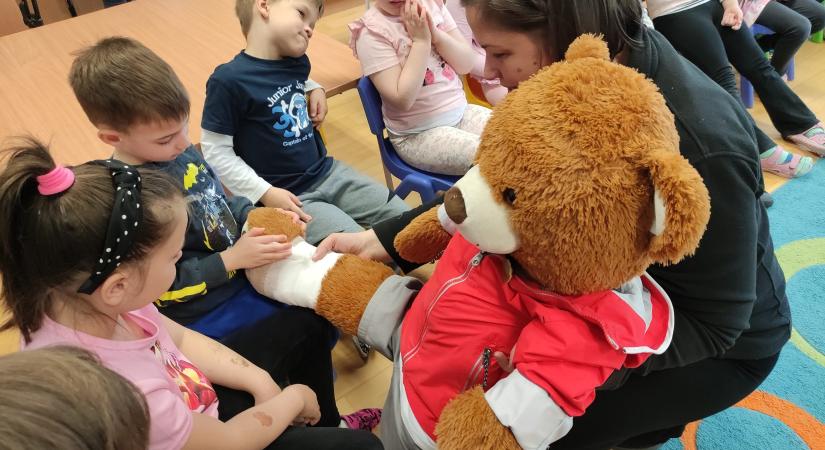 Befáslizták a vöröskeresztes maci lábát a Pálffy utcai ovisok