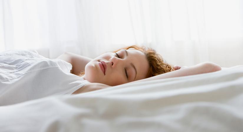 Flamingó pózban alszol te is? Ezt mindenképp tudnod kell a szakértő szerint!