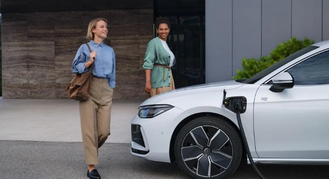 Több tízezer magyar autós kényszerül rendszámcserére