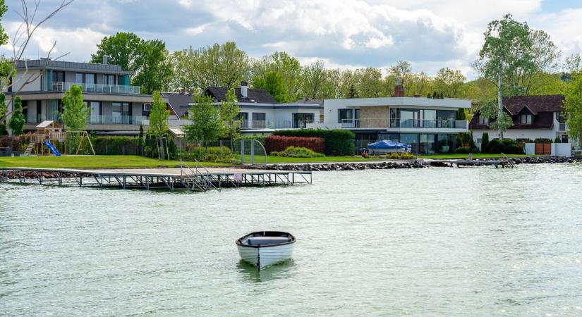 Vennél egy nyaralót? Ezek az átlagos négyzetméterárak a Balatonnál!