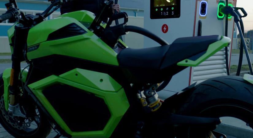 Kivitték a laborból és járműbe tették a finn szuperakkut, brutális töltést mutatott