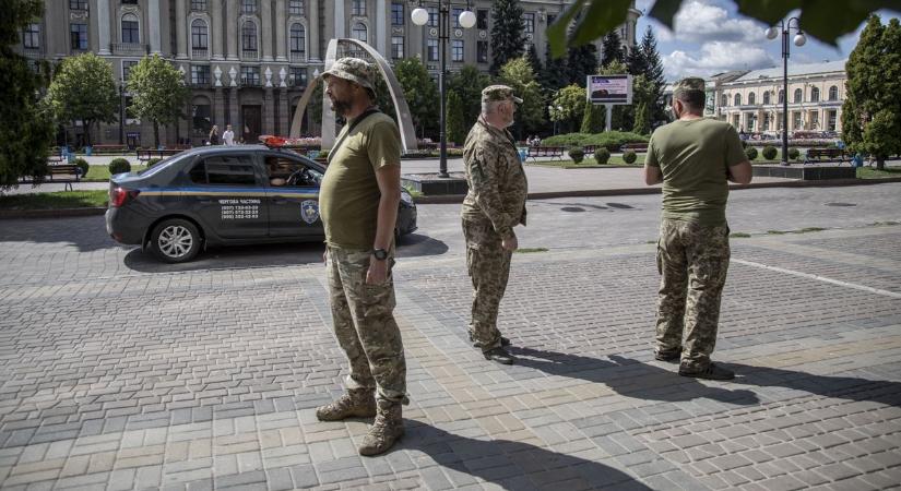 Drámai videó Kijevből: az utasok szeme láttára rángattak le egy embert a buszról a TCK toborzói