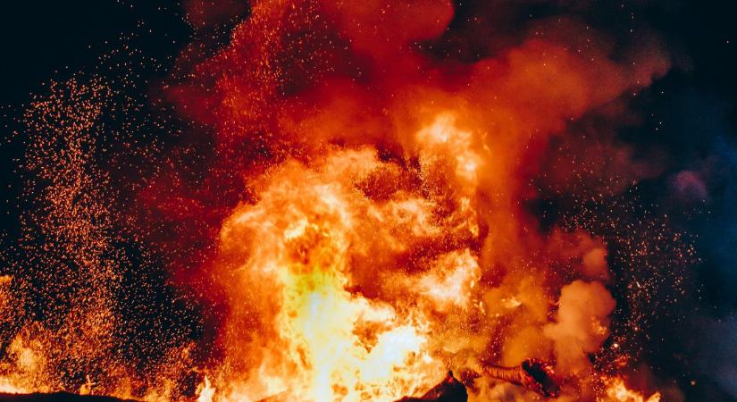 Tragikus tűzeset: egy gyerek meghalt, ketten súlyos égési sérülésekkel kerültek kórházba