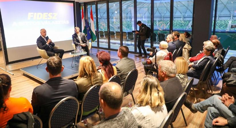 Villámlátogatás a nárai rokonoknál, majd telt házas fórum – ezt mondta Szalay-Bobrovniczky Szombathelyen