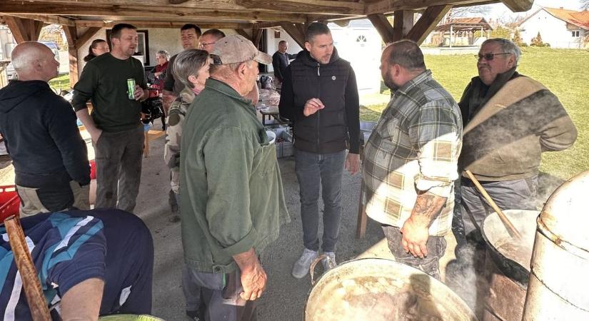Így tart össze egy magyar falu: disznóvágás hozta össze a zalai település lakóit