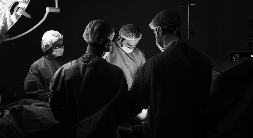 Meghalt a tragikus sorsú zenész, aki az agyműtétje közben szaxofonozott – Videó