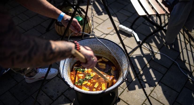Gőzölgő bográcsok és tavaszillat Etyeken